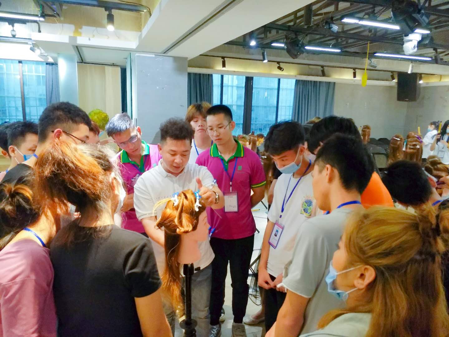 南寧美發(fā)學校：時尚電棒造型班開班，人氣爆棚
