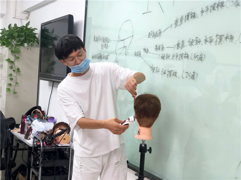 南寧美發(fā)課堂：360度男發(fā)手法演練，輕松攻破剪發(fā)難題