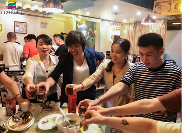 麗竹學(xué)校全體教職工，相親相愛一家人