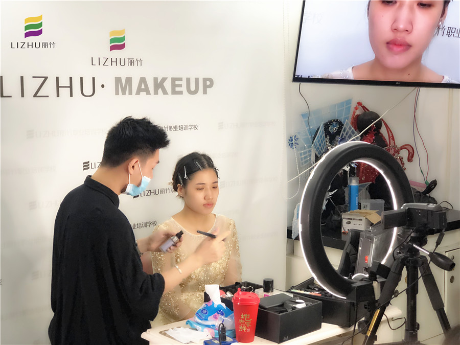 廣西彩妝學(xué)校：快看！畫(huà)真人了！