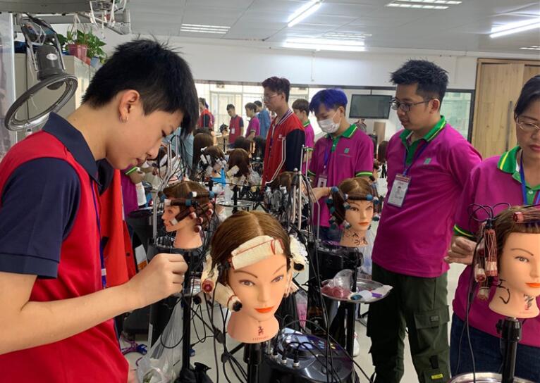 美發(fā)學(xué)?；ㄐ酰航K于可以上手熱燙
