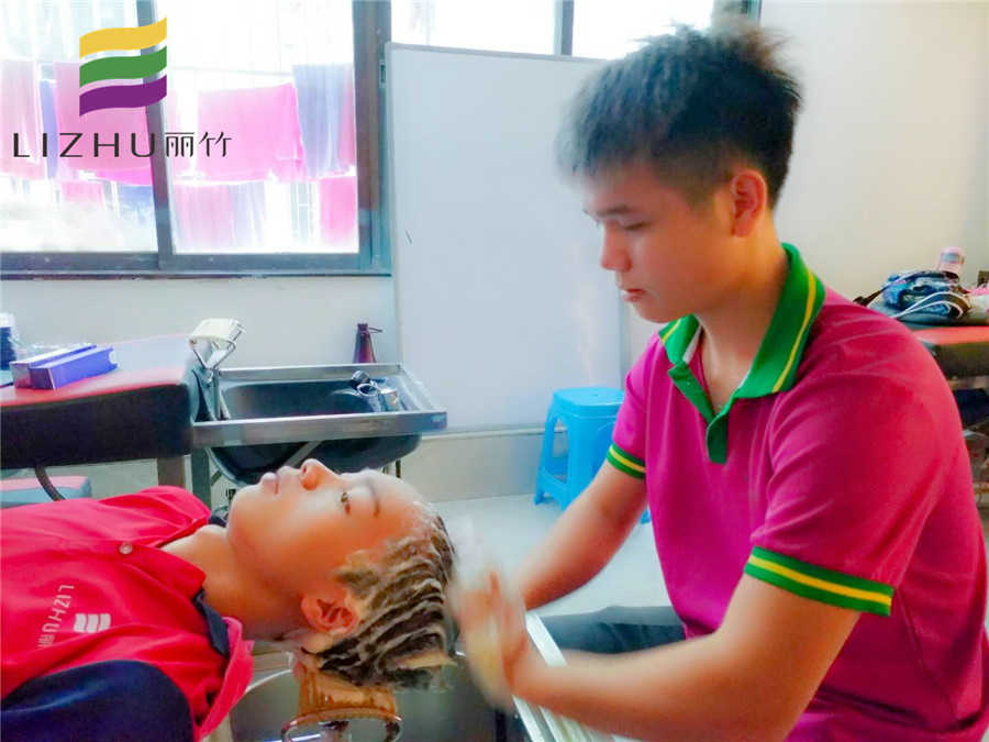 美發(fā)學(xué)員心得：老師，我們沒有忘