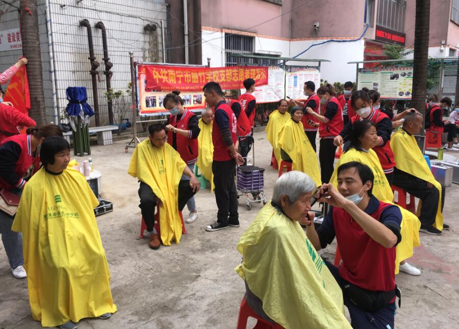 “雷鋒義剪”入社區(qū)，方知南寧美發(fā)學校哪家好