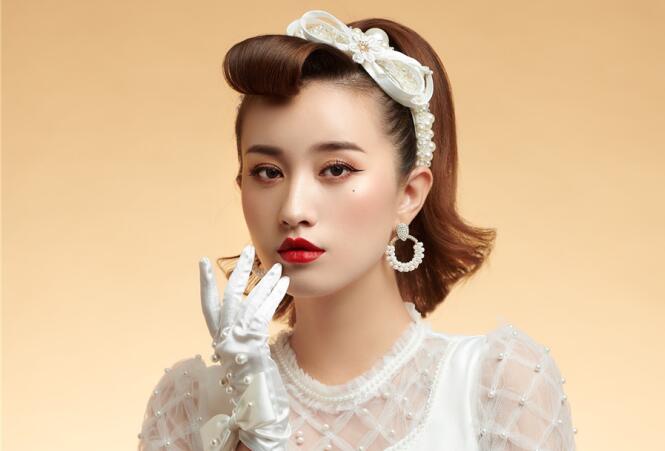 復(fù)古迪斯科妝容造型，廣西化妝學(xué)校這款造型愛了嗎？