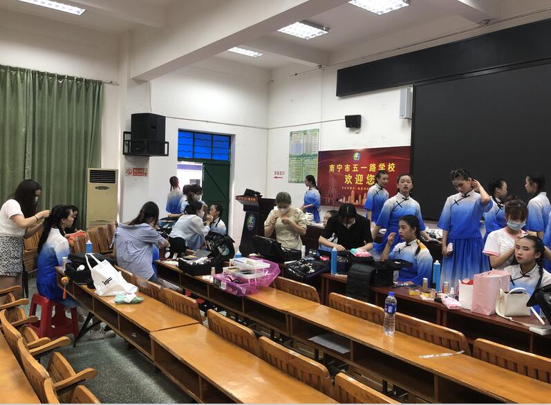 南寧化妝學校外出實踐，受到演員比心點贊