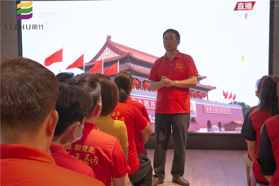 學(xué)校黨支部書記王良友同志組織師生觀看中國共產(chǎn)黨成立100周年慶祝大會.jpg