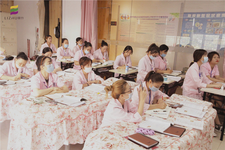 在南寧學(xué)美容，到麗竹學(xué)校美容全能班看看吧