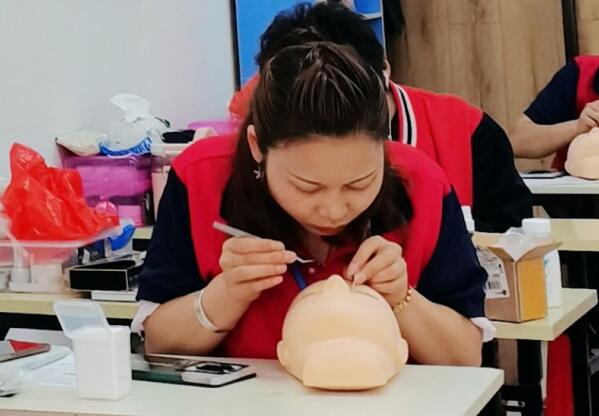 南寧專業(yè)美睫培訓學校：學美睫有前途嗎？