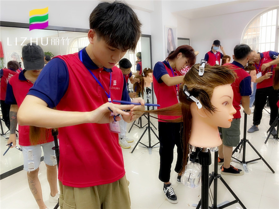 為什么要修剪發(fā)尾？南寧美發(fā)培訓(xùn)學(xué)校告訴你