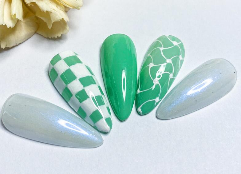 看棋盤美甲作品，知道廣西美甲學校哪家教學好