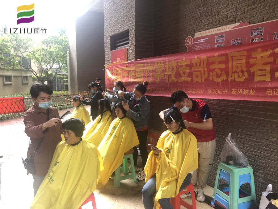 社區(qū)義剪暖人心！傳遞廣西專業(yè)美發(fā)學(xué)校正能量
