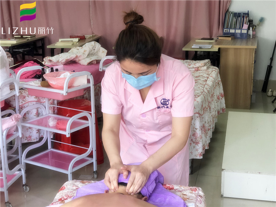 美容學(xué)子感言：這就是為人師表該有的樣子！