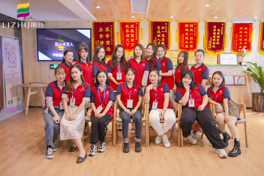 滿滿的畢業(yè)祝福，送給廣西專業(yè)化妝培訓(xùn)學(xué)校