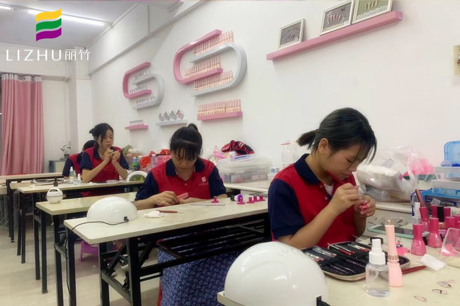 南寧專業(yè)美甲學(xué)校，教你專業(yè)美甲技術(shù)
