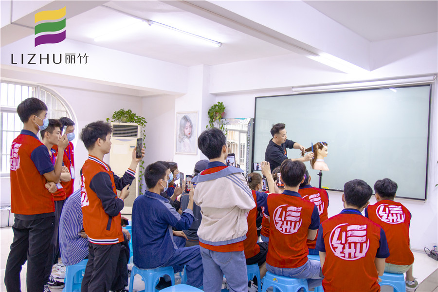 鎖骨發(fā)修剪技巧，南寧教理發(fā)的學校分享