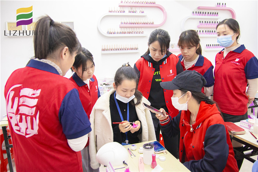 雕花美甲步驟，一起去南寧排名前十美甲學(xué)?？纯?>
								
								<span id=