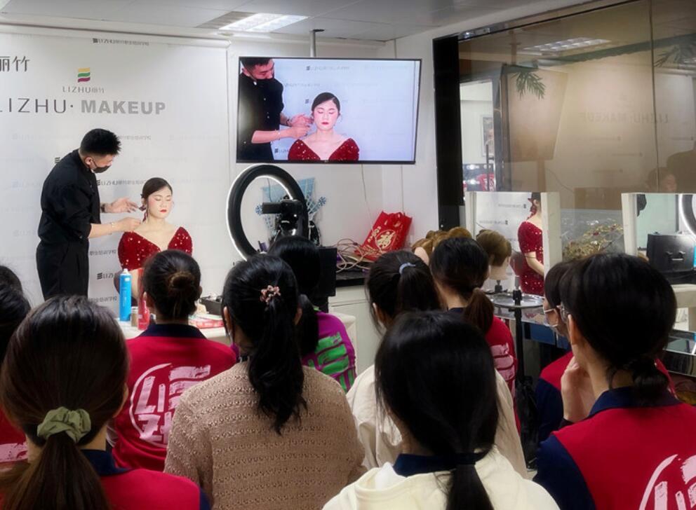 麗竹彩妝學(xué)校上演“換臉術(shù)”，展現(xiàn)南寧學(xué)彩妝哪家技術(shù)強(qiáng)