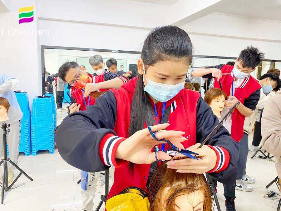 剪刀手法頭模練習(xí)，在廣西專業(yè)美發(fā)學(xué)校進(jìn)行