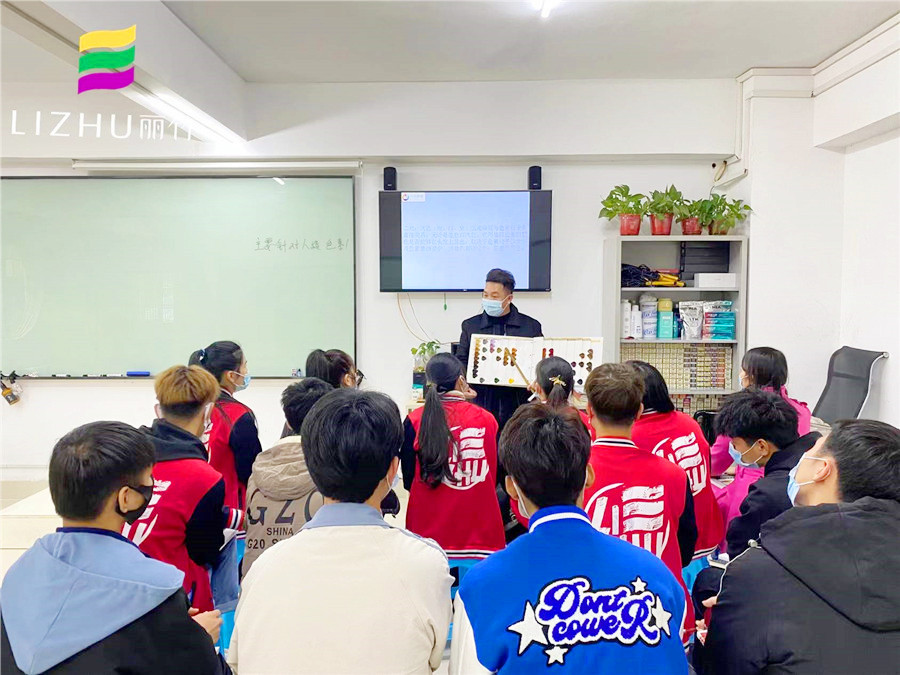 南寧哪里可以學(xué)染發(fā)？來麗竹學(xué)校魔幻色彩班