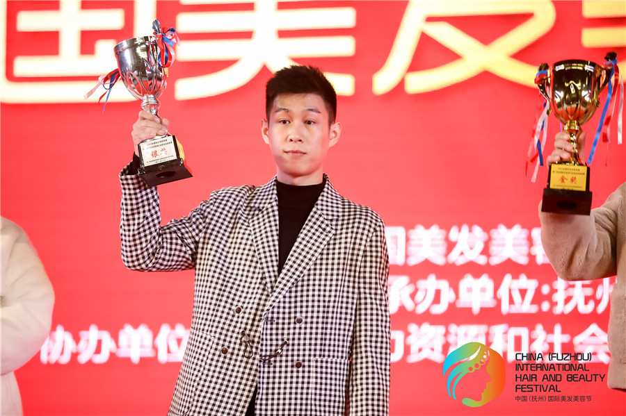 亞軍！祝賀玉可寧老師在全國美發(fā)美容行業(yè)職業(yè)技能競賽斬獲佳績