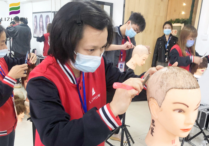 美發(fā)剃刀如何操作？廣西南寧美發(fā)培訓(xùn)學(xué)校教你