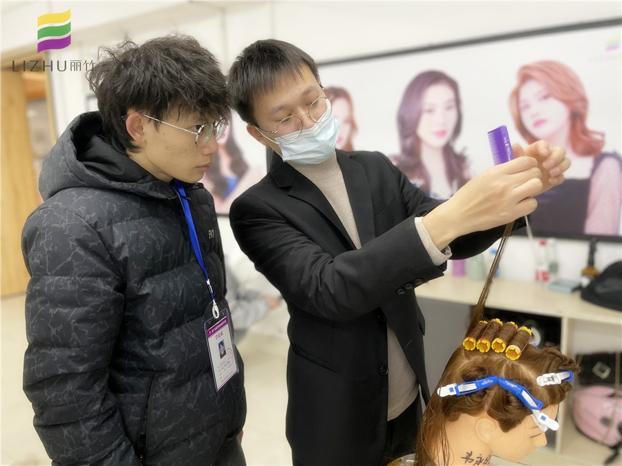 美發(fā)初學者如何練習上杠？廣西專業(yè)教燙染的學校教你