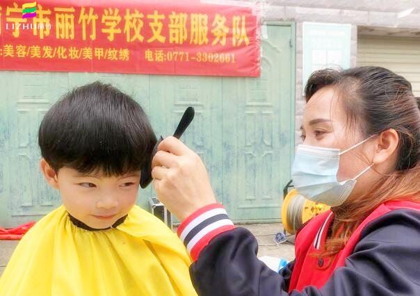 南寧麗竹學校公益理發(fā)，爭當群眾身邊的“活雷鋒”