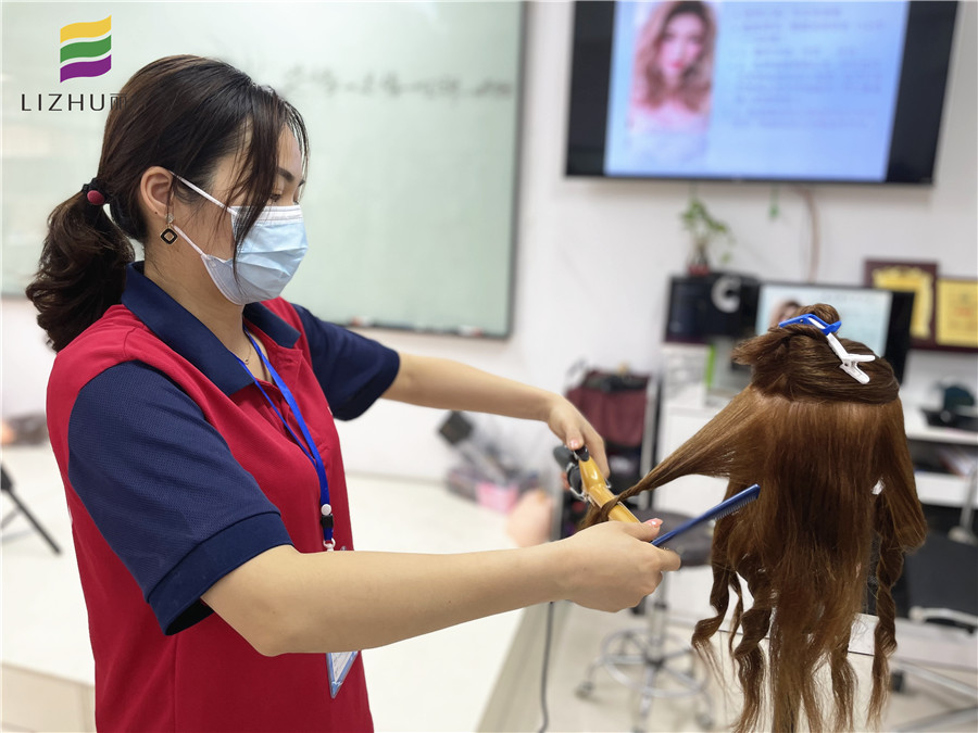 美發(fā)新手使用電卷棒操作方法，南寧美發(fā)課程