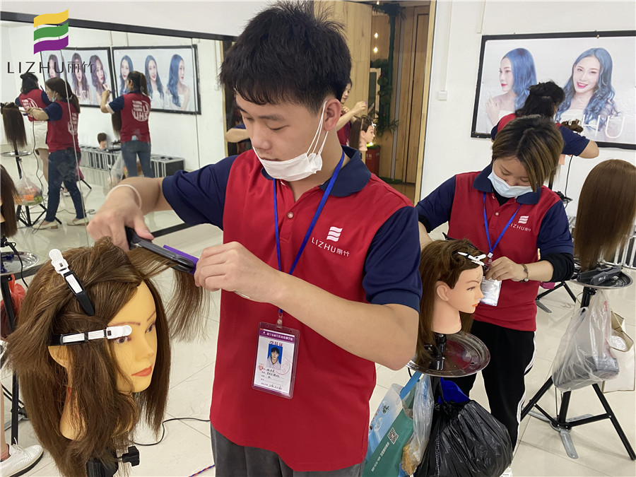直板夾怎么用？廣西美發(fā)課堂學(xué)員為你講解