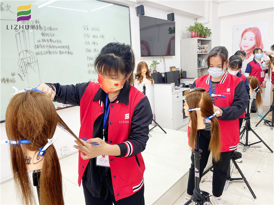“自然V線(xiàn)”修剪，廣西美發(fā)學(xué)校十大名校課程