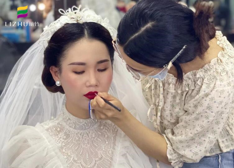 輕復古新娘造型 ，優(yōu)雅就是如此簡單