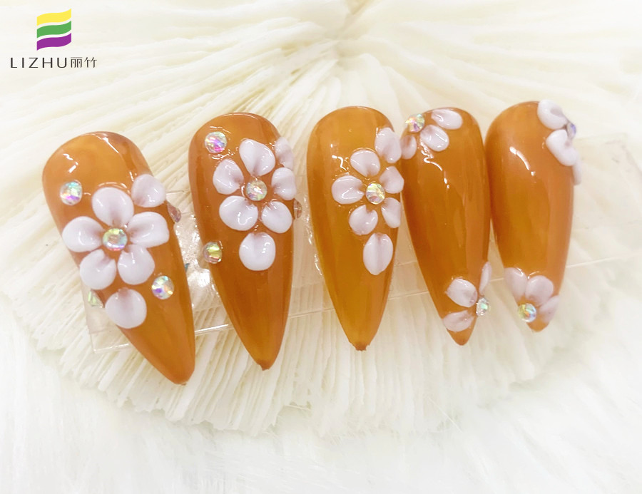 彩繪立體雕花美甲，南寧美甲培訓(xùn)專業(yè)學(xué)校作品