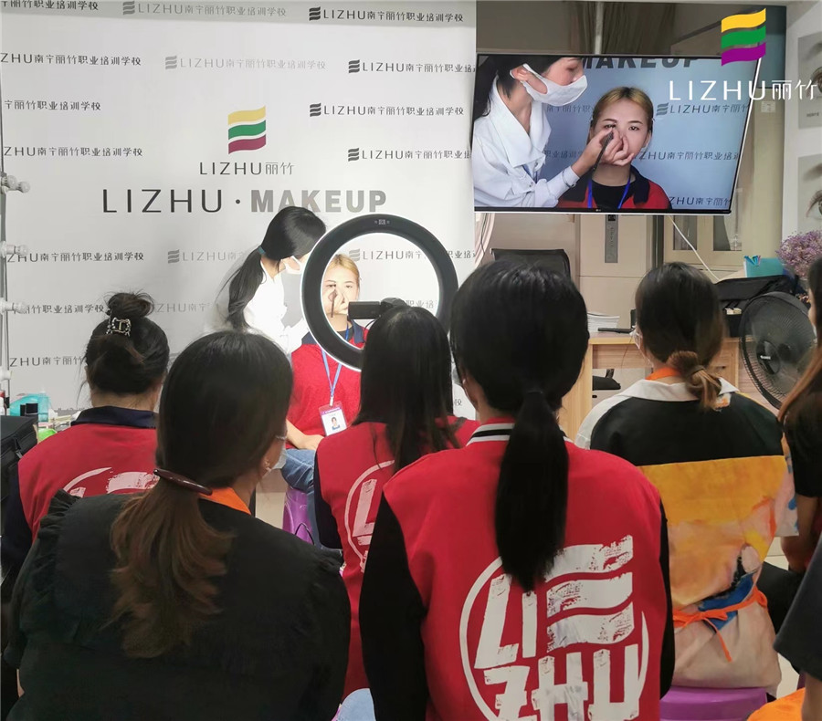 化妝新手畫眉方法，廣西化妝彩妝培訓(xùn)學(xué)校演示手法