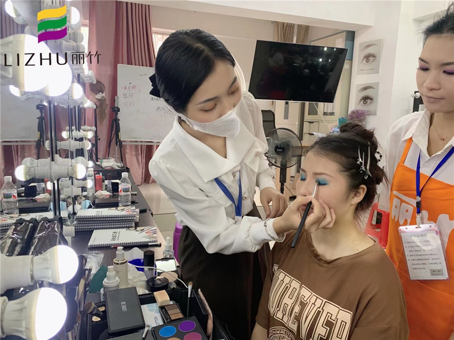 舞臺(tái)妝眼影怎么畫？南寧化妝培訓(xùn)眼妝教程
