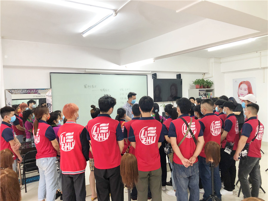 美發(fā)邊緣修剪常用步驟，南寧專業(yè)正規(guī)美發(fā)學(xué)校授課
