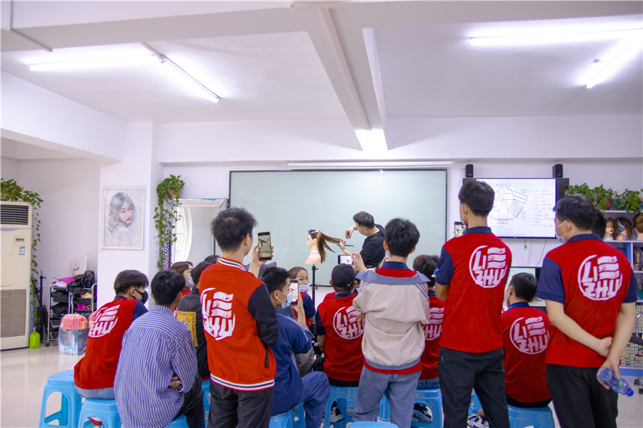 中長(zhǎng)發(fā)尾層次修剪，南寧理發(fā)培訓(xùn)學(xué)校演示手法