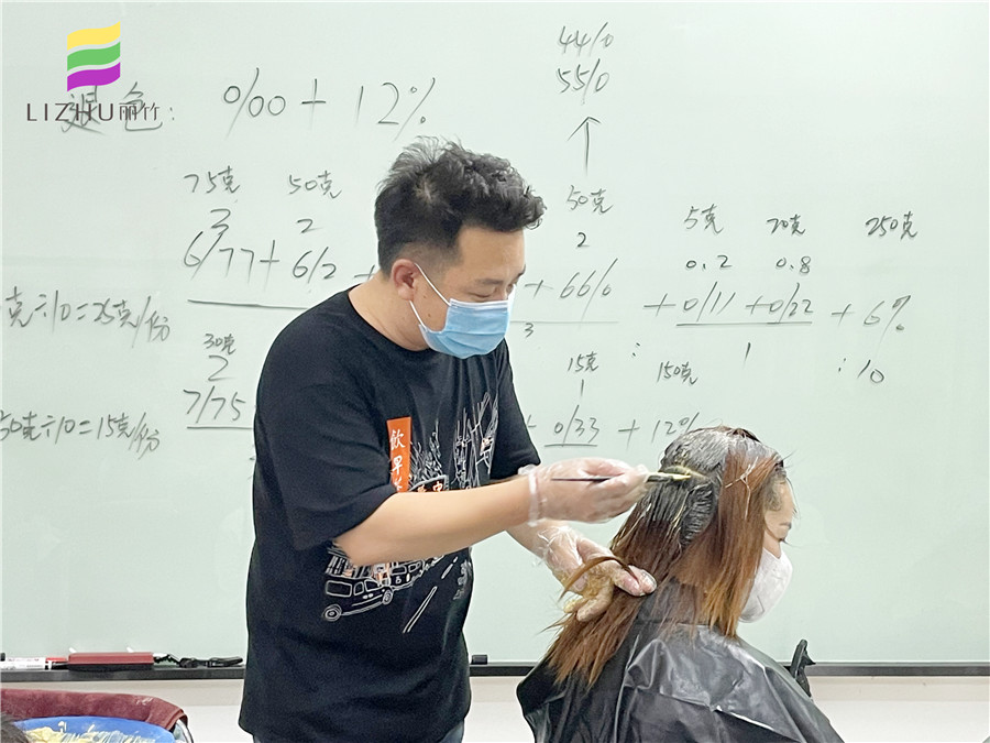 自己染發(fā)的技巧，廣西專業(yè)染發(fā)培訓(xùn)學(xué)校教你