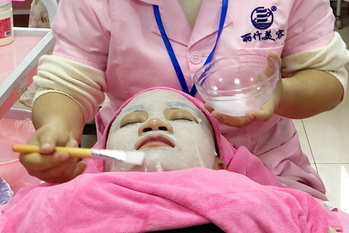 夏日敷水膜的次數(shù)越多越好嗎？南寧美容學(xué)校老師這么說(shuō)