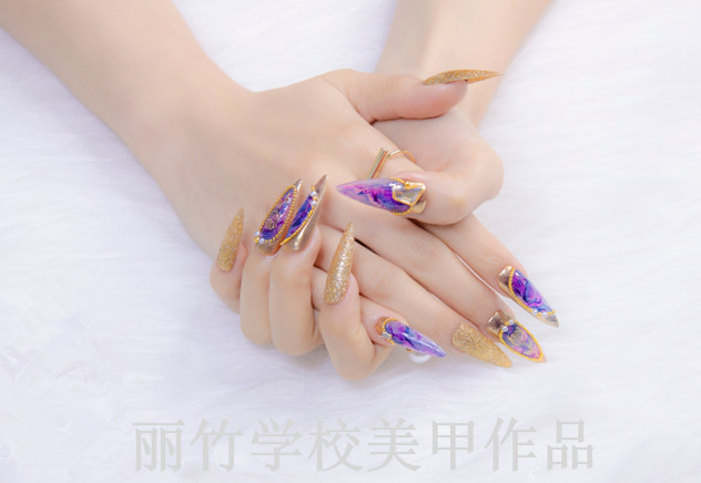 尖形甲怎么做才好看？南寧美甲專業(yè)學(xué)校做分析
