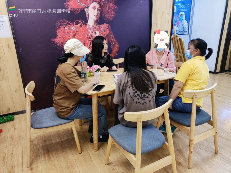 忙！忙！忙！麗竹學(xué)校人氣火爆的招生大廳