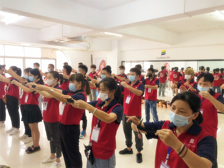 零基礎(chǔ)學(xué)美發(fā)：新手如何練習(xí)用剪刀和梳子？