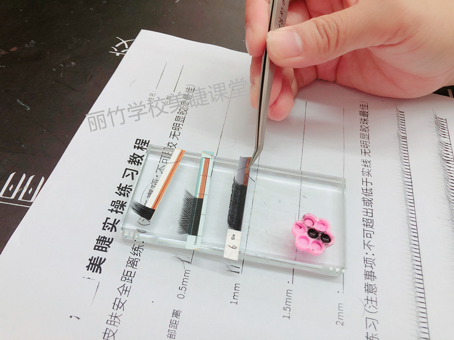紙上嫁接睫毛，南寧美甲美睫學(xué)校學(xué)員練習(xí)