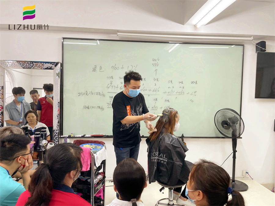 染膏怎么才能涂均勻？廣西染發(fā)培訓(xùn)學(xué)?，F(xiàn)場示范