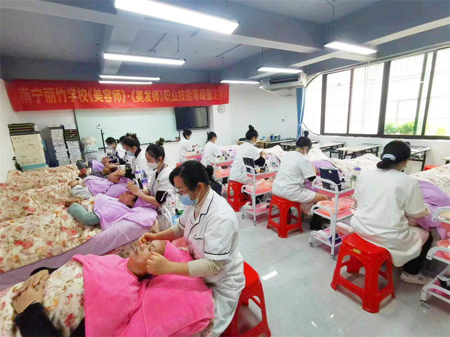 全員通過！廣西南寧美容師美發(fā)師考證班