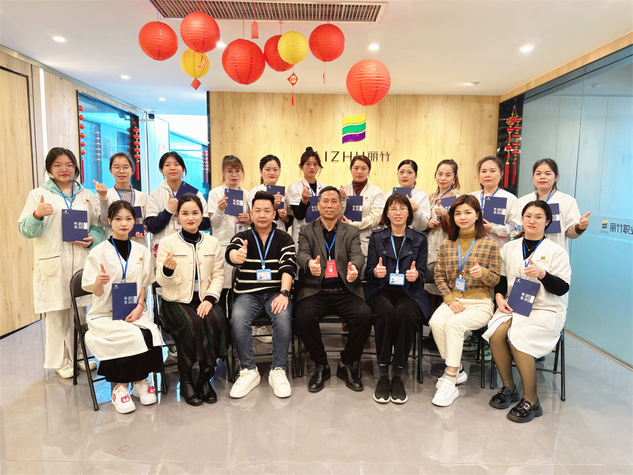 南寧美容培訓(xùn)班畢業(yè)，同學(xué)們，加油！