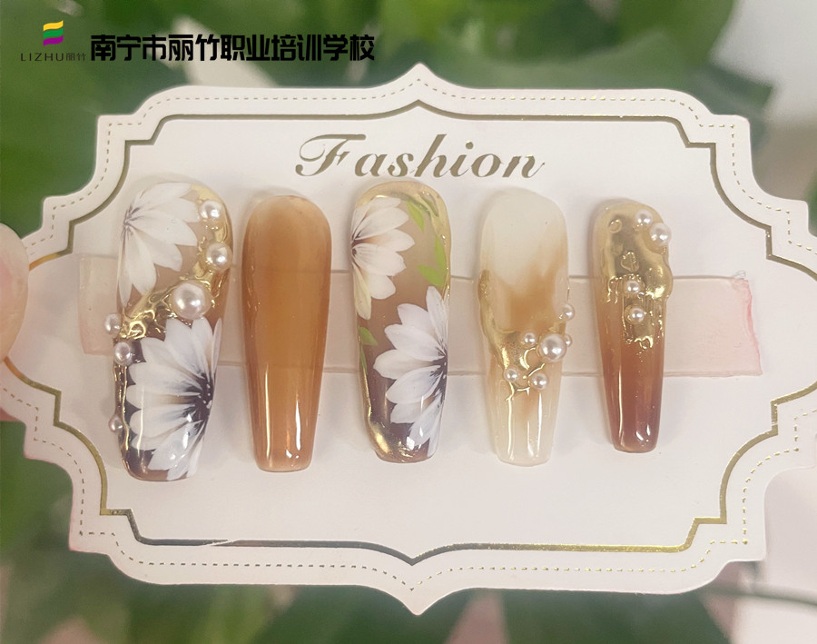 春日手繪花朵美甲，廣西美甲速成班營造春之浪漫
