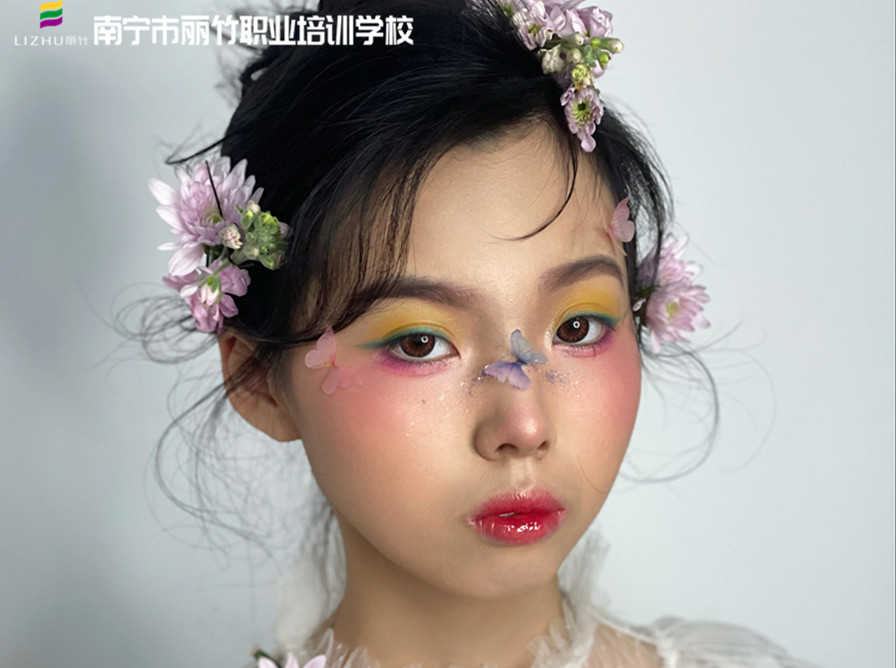森系鮮花新娘造型，南寧新娘化妝學(xué)校作品