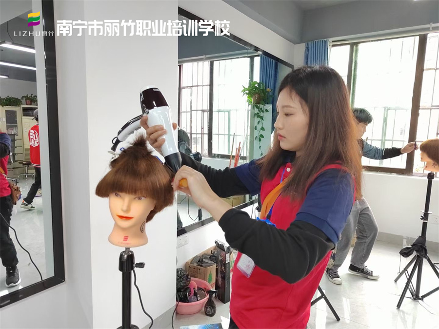 廣西學(xué)吹風(fēng)造型、廣西美發(fā)吹風(fēng)培訓(xùn)