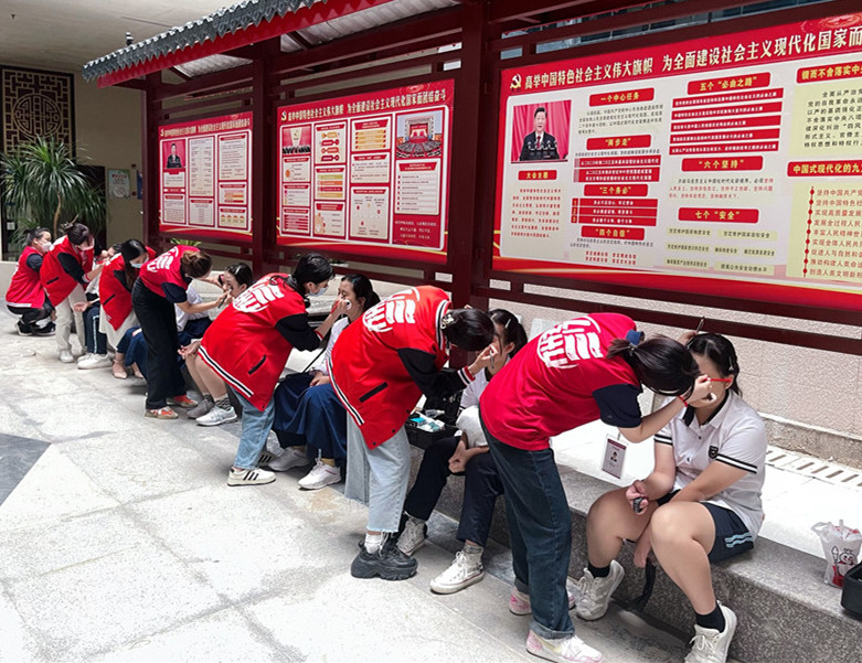 南寧化妝實(shí)踐課，為南寧十四中同學(xué)提供化妝服務(wù)