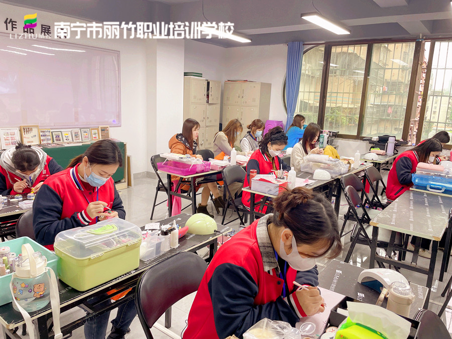 全貼甲片和半貼有什么區(qū)別？廣西美甲基礎(chǔ)班培訓(xùn)